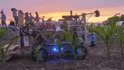 Polní robot a lidé při soutěži za soumraku